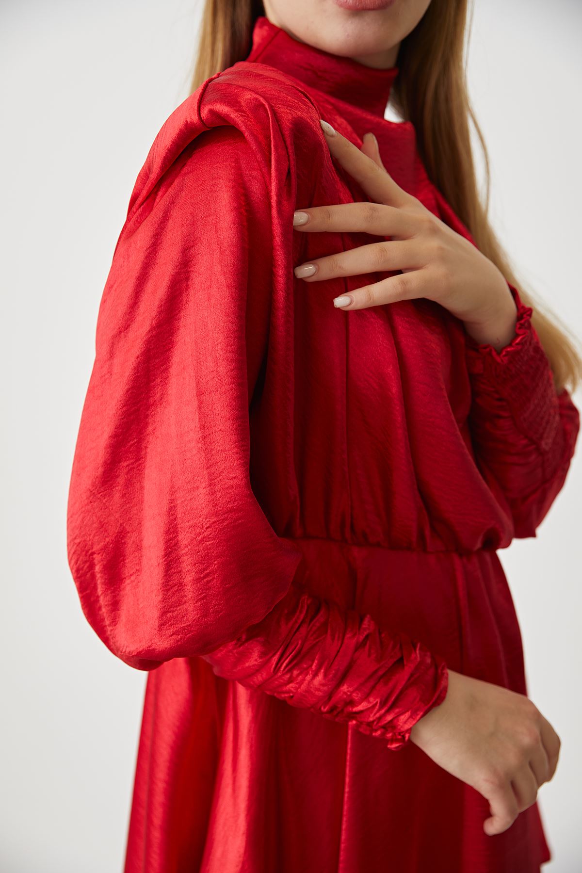 Dik Yaka Omuz Büzgülü Elbise-Kırmızı