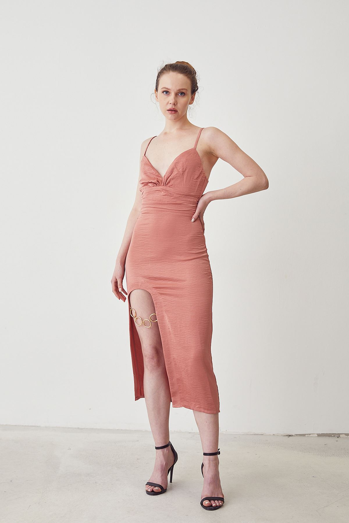 Zincir Detay Askılı Elbise-Pudra